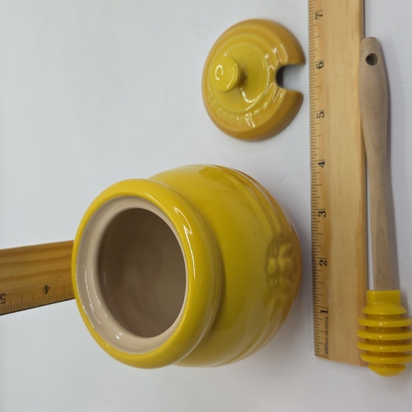 Le Creuset Yellow Ombre Ceramic Honey Pot with Wooden Dipper And Lid - Picture 8 of 16